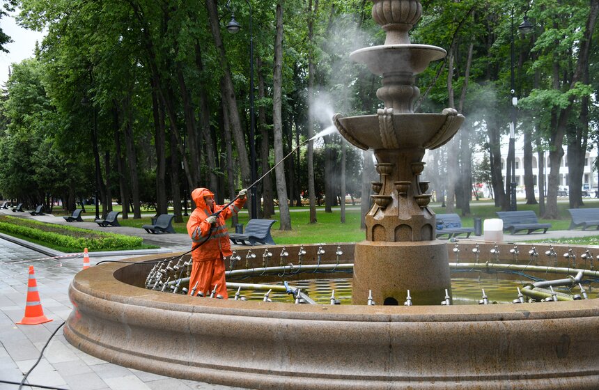 Скульптурные фонтаны промыли в парке Северного речного вокзала 11 фото