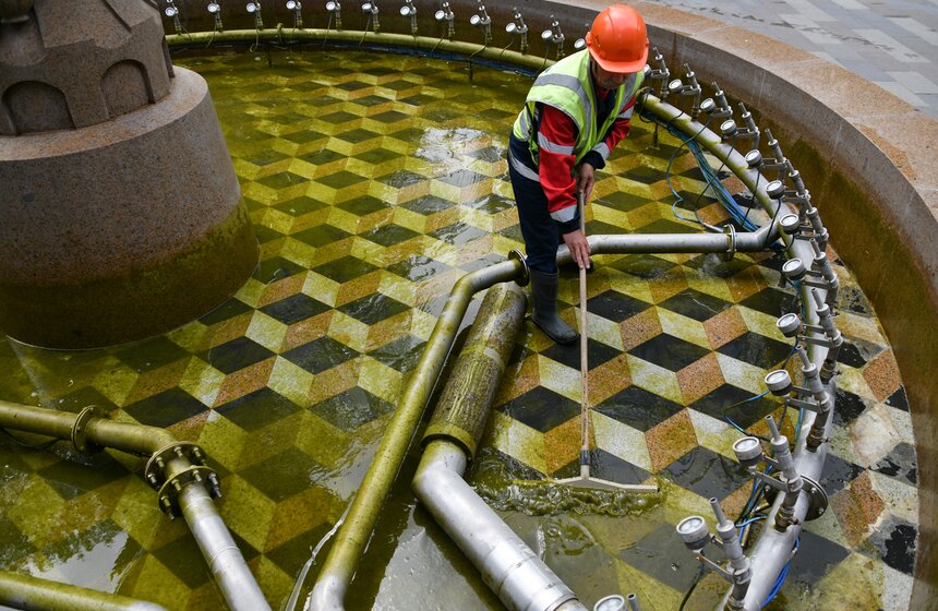 Скульптурные фонтаны промыли в парке Северного речного вокзала 7 фото