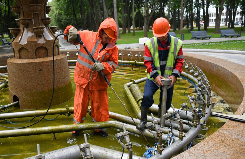 Скульптурные фонтаны промыли в парке Северного речного вокзала 14 фото