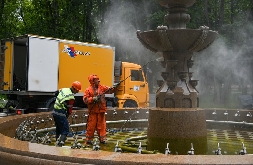 Скульптурные фонтаны промыли в парке Северного речного вокзала 13 фото