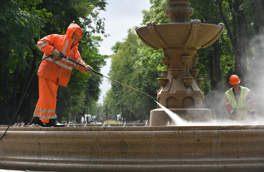 Скульптурные фонтаны промыли в парке Северного речного вокзала 10 фото