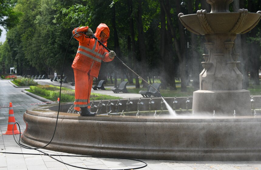 Скульптурные фонтаны промыли в парке Северного речного вокзала 8 фото