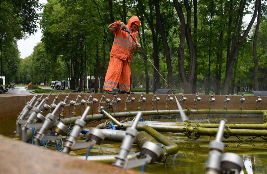 Скульптурные фонтаны промыли в парке Северного речного вокзала 1 фото