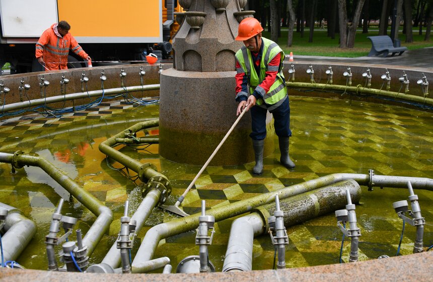 Скульптурные фонтаны промыли в парке Северного речного вокзала 5 фото