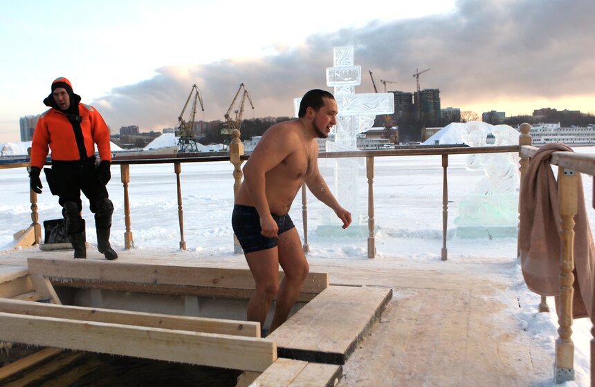 Москвичи приняли участие в Крещенских купаниях 17 фото