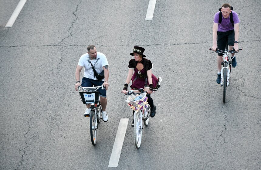 Ночной велофестиваль прошел в Москве 12 фото