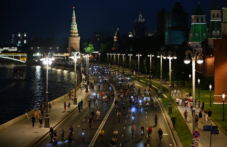 Ночной велофестиваль прошел в Москве 20 фото