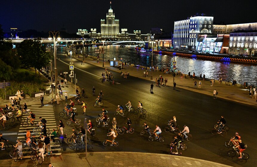 Ночной велофестиваль прошел в Москве 24 фото