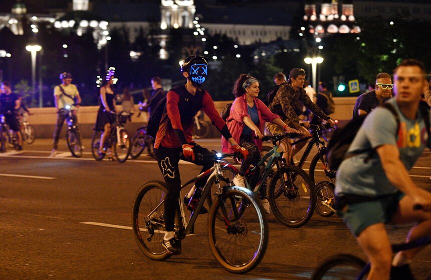 Ночной велофестиваль прошел в Москве 21 фото