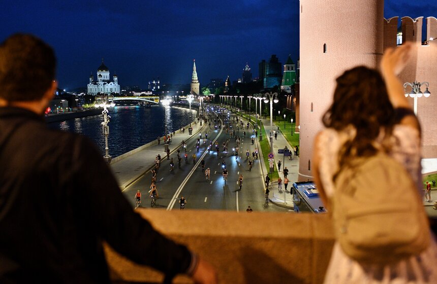 Ночной велофестиваль прошел в Москве 19 фото