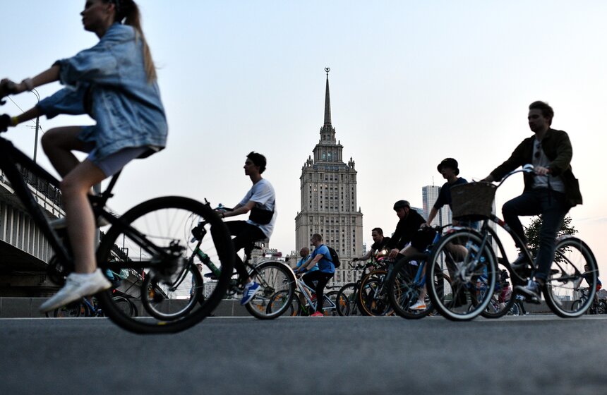 Ночной велофестиваль прошел в Москве 16 фото