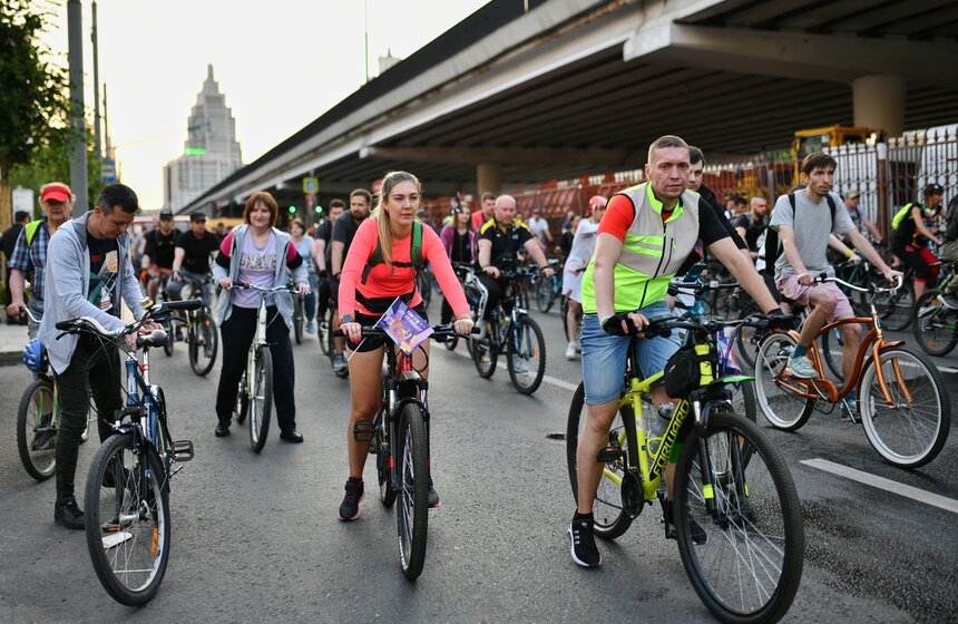 Ночной велофестиваль прошел в Москве 10 фото