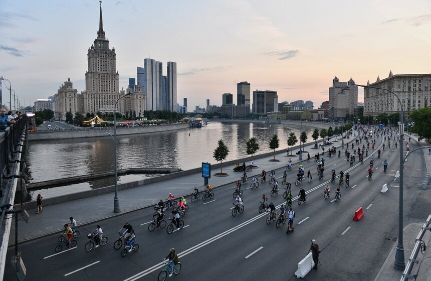 Ночной велофестиваль прошел в Москве 13 фото