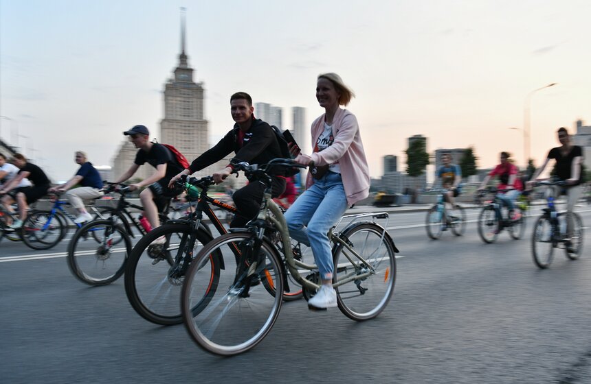 Ночной велофестиваль прошел в Москве 15 фото