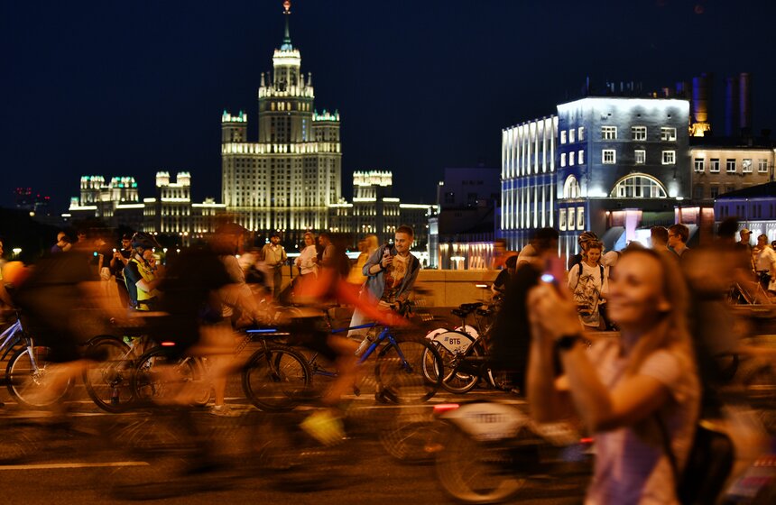 Ночной велофестиваль прошел в Москве 22 фото