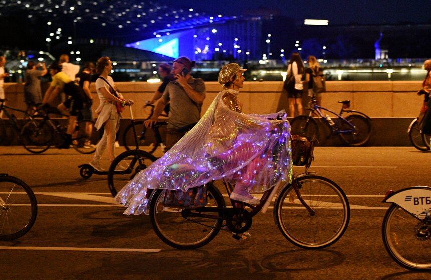 Ночной велофестиваль прошел в Москве 23 фото
