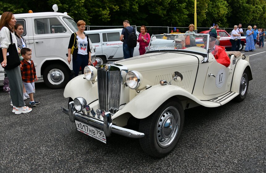 Фестиваль "Ретрорейс" прошел в Москве 15 фото