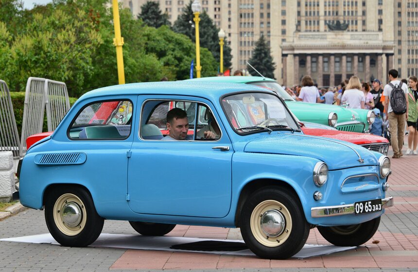 Гости фестиваля посетили выставку экспонатов Музея транспорта Москвы и приглашенных автоклубов под открытым небом