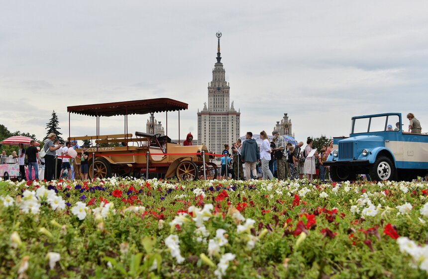 Слева – Daimler-Marienfelde 1905 года, а справа – ЦАРМ "Рица"
