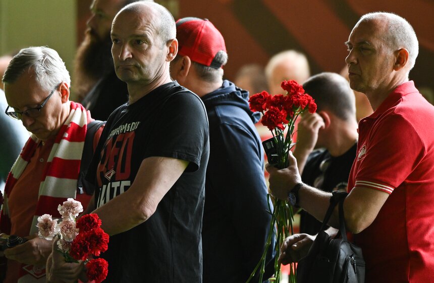 Сотни болельщиков также пришли попрощаться в бывшим тренером клуба