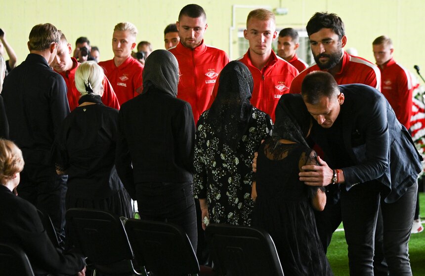 На прощании присутствовали бывшие и действующие футболисты ФК "Спартак"