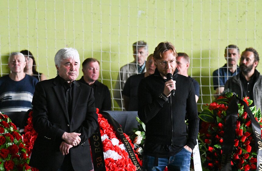 Главный тренер сборной России Валерий Карпин также простился с Георгием Ярцевым