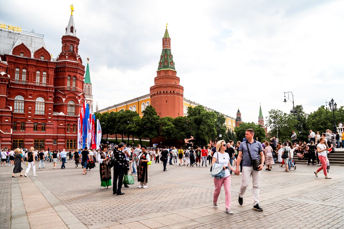 День москвы. День России в Москве 2022. Москва люди. Праздничная Москва. Россия Москва.