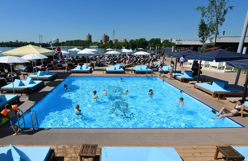 Пляж под открытым небом открыли на Северном речном вокзале 1 фото