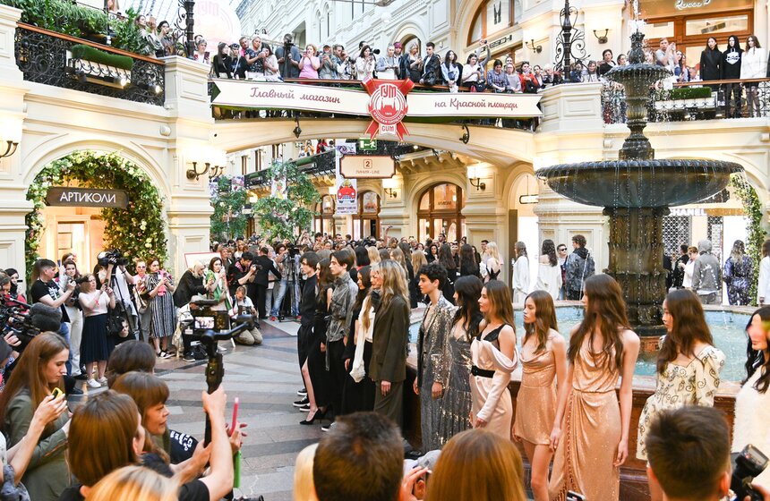 В ГУМе прошел показ в честь открытия Московской недели моды 26 фото