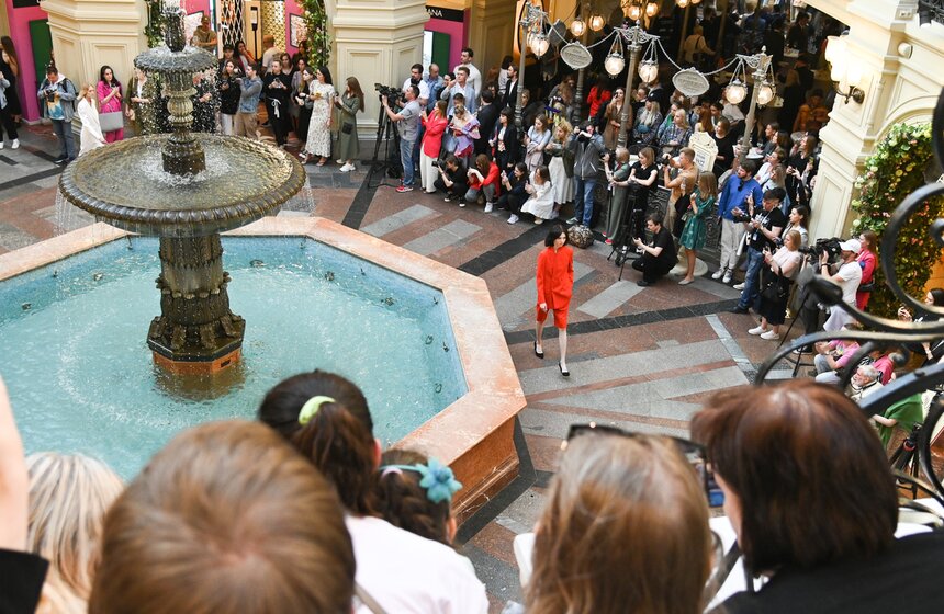 В ГУМе прошел показ в честь открытия Московской недели моды 7 фото