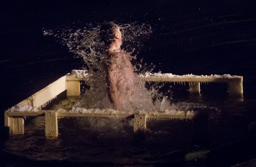 В Подмосковье прошли Крещенские купания 10 фото