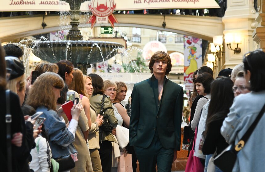 В ГУМе прошел показ в честь открытия Московской недели моды 9 фото