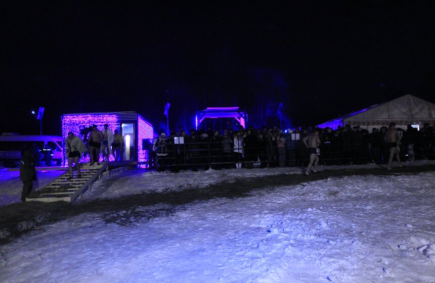 В Подмосковье прошли Крещенские купания 12 фото