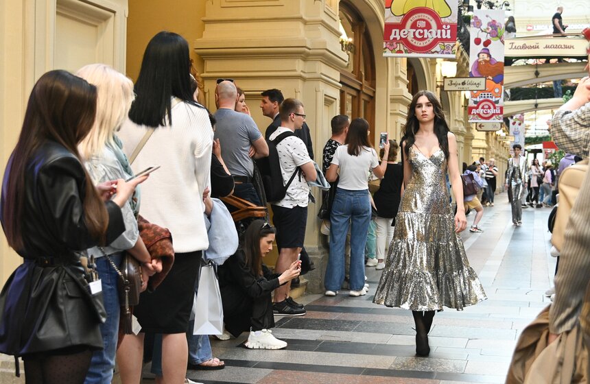 В ГУМе прошел показ в честь открытия Московской недели моды 4 фото