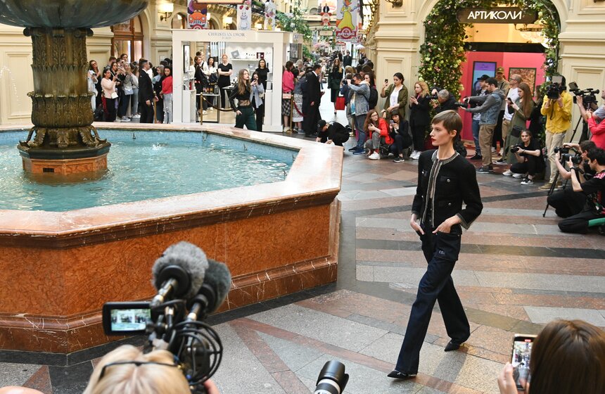 В ГУМе прошел показ в честь открытия Московской недели моды 15 фото