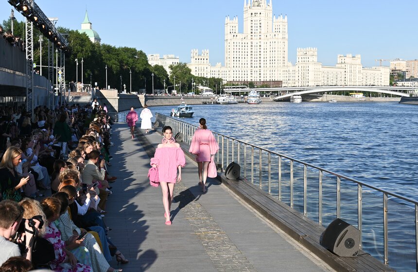 Дизайнер Алена Ахмадуллина показала новую коллекцию на Московской неделе моды 13 фото