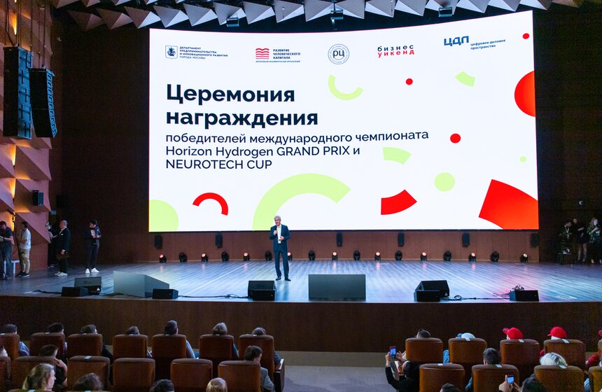 Собянин вручил награды лучшим выпускникам городских образовательных программ 10 фото