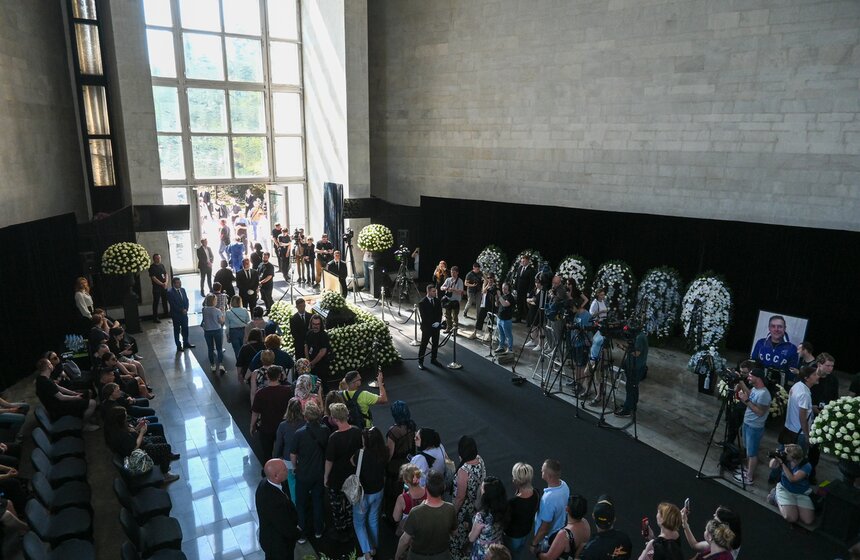 В Москве состоялось прощание с певцом Юрием Шатуновым 20 фото