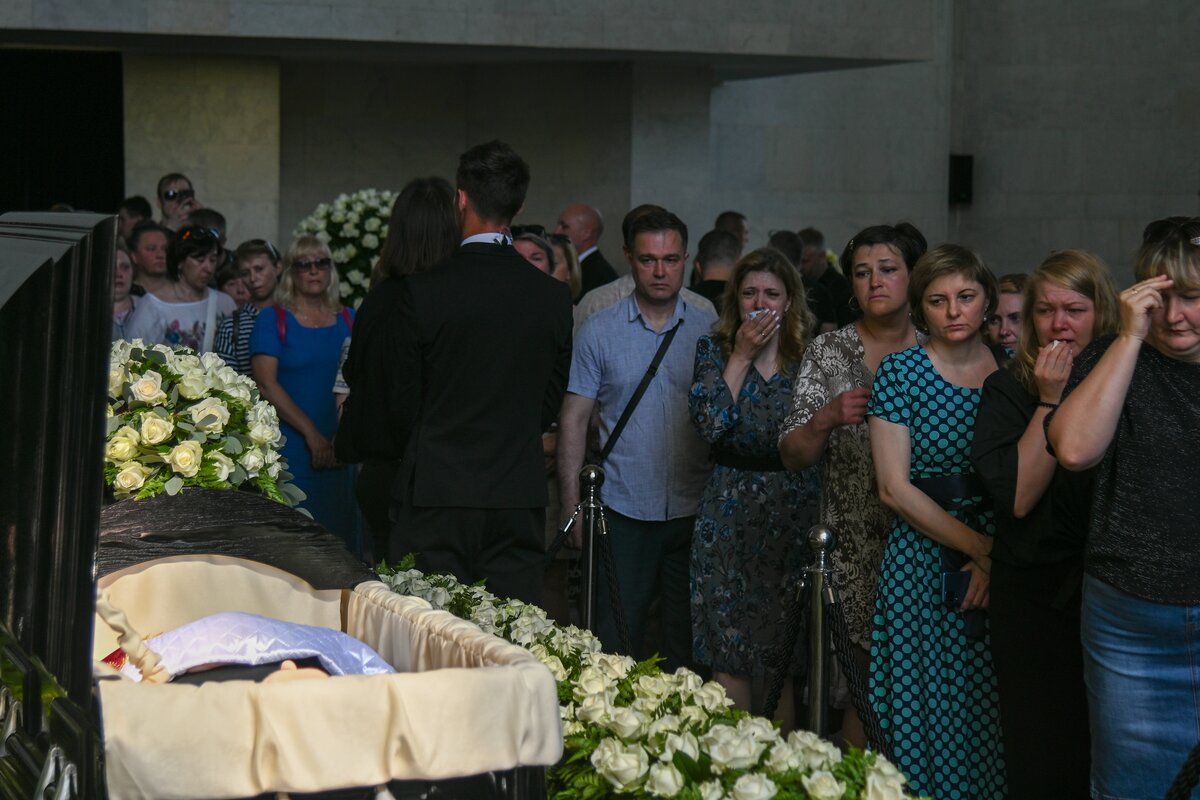 На похороны каких родственников. Похороны Юры Шатунова 2022.