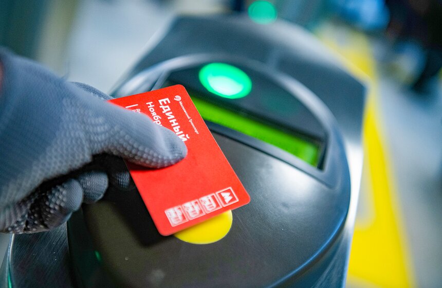 "Это будущий ход высокоскоростной железной дороги на Санкт-Петербург, платной дороги на Санкт-Петербург и Северо-Восточной хорды", – сказал Собянин, добавив, что ТПУ объединил различные виды транспорта.