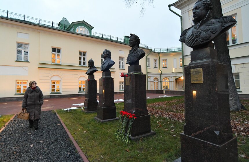 По его словам, Александр Суворов является примером для подрастающего поколения.