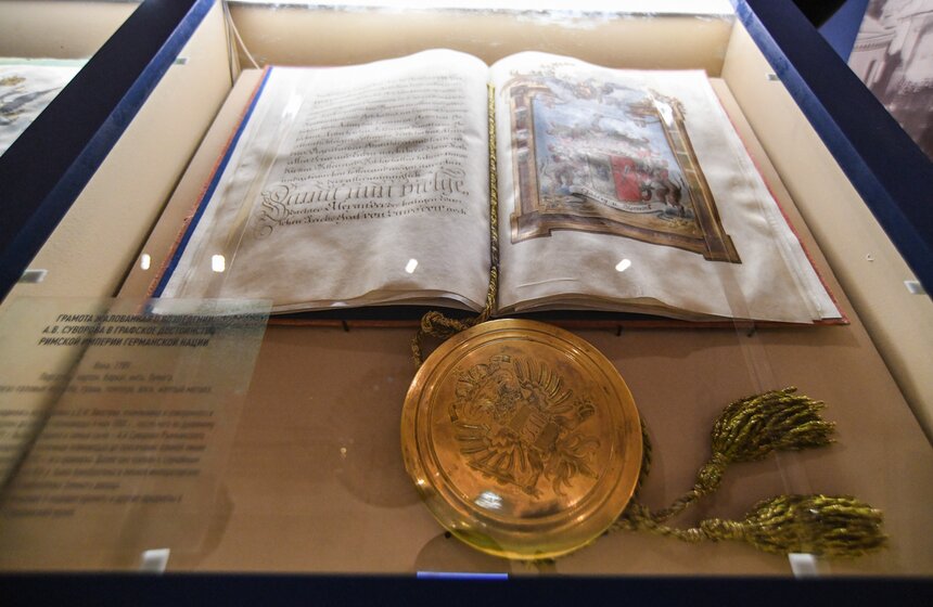 Книги, произведения живописи и графики с жанровыми сценами из военной и мирной жизни помогают погрузиться в атмосферу XVIII века.