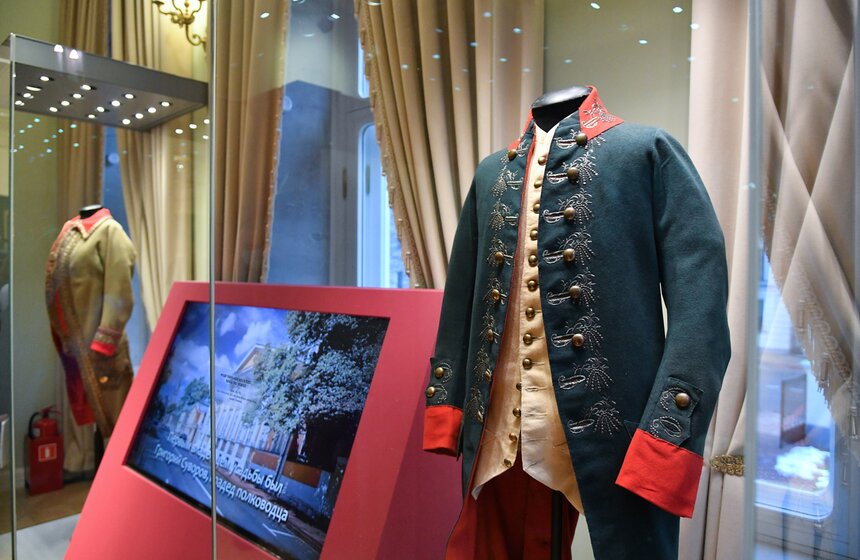 Особую ценность проекта составляет и военная форма второй половины XVIII века.