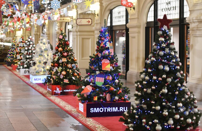 Тематические елки представили в ГУМе 25 фото