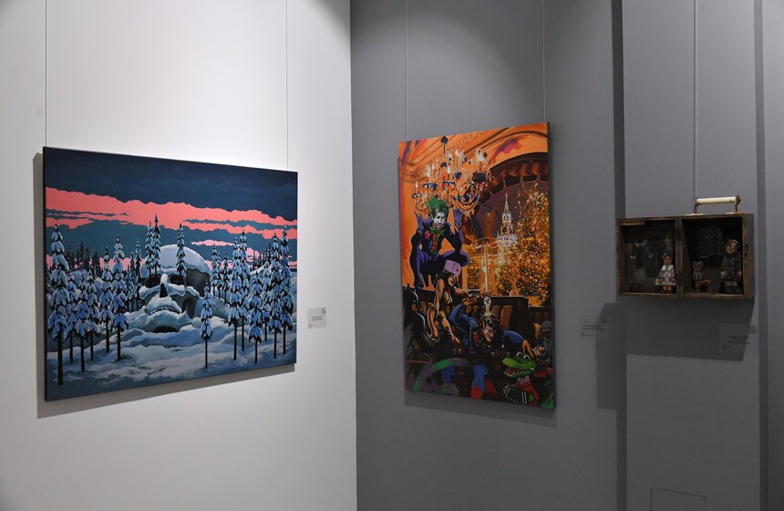 Полотно Елены Фокиной "Снег в Коктебеле" представляет весьма неожиданный взгляд на южную природу, лапидарный, строгий, даже суровый. Снежные шапки домов-подснежников и железнодорожных цистерн Александра Кабина оказываются неожиданно созвучны таинственному лесному "Черепу" Дамира Муратова.