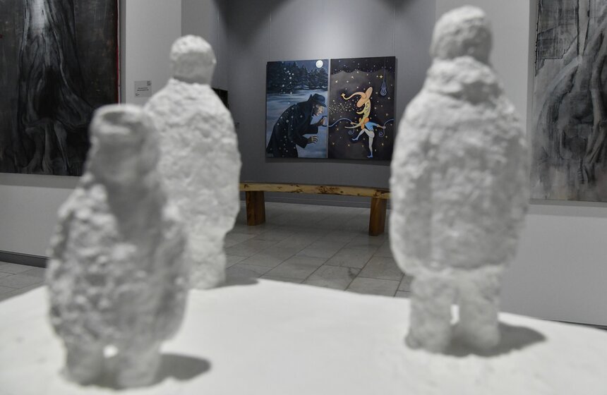 Тканевая графика Марии Арендт и "карнавальные" фантасмагории на новогодние темы от Александра Савко и Аркадия Насонова также невольно вступают в диалог.