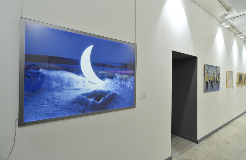 Что и как сейчас художники считают важным изобразить в зимних сюжетах? Так ли сейчас важна "климатическая" составляющая, пейзаж, или же на первое место выходят городские мотивы, атрибуты зимы в неожиданных коннотациях? Или зима сейчас уже не такая универсальная и архетипическая, и она стала теплее и в климатическом, и в психологическом смысле; и теперь на первый план выходят какие-то личные ассоциации?