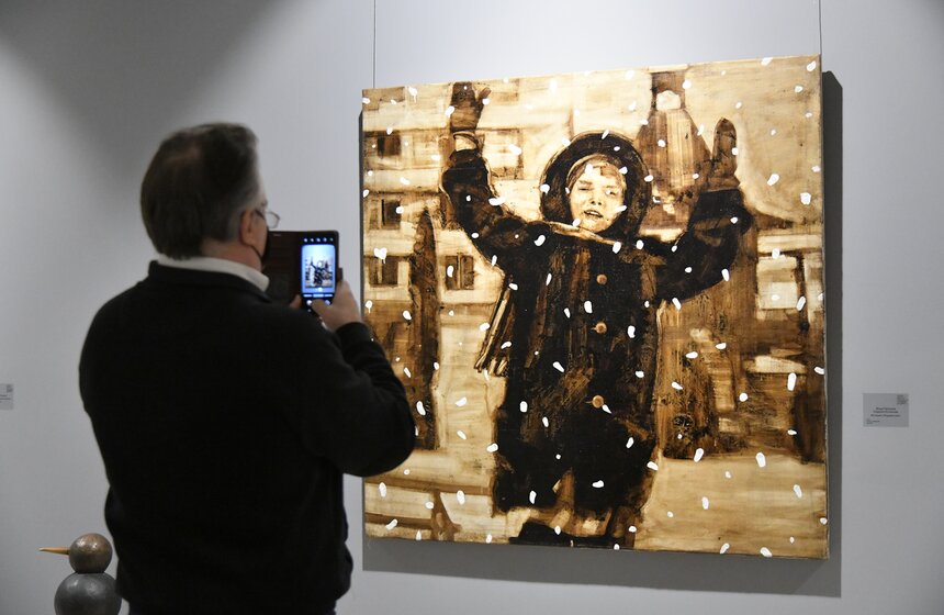 Полотна Андрея Карпова – своеобразный оммаж Питеру Брейгелю Старшему, самому, пожалуй, известному "певцу зимних развлечений". Ретрофотореалистические "фирменные" работы Рината Волигамси перекликаются с ностальгическими детскими образами Ильи Гапонова – мальчишками в ушанках советского времени, выписанными, словно фотографии с эффектом сепии.