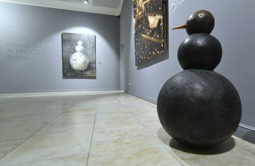 В экспозиции можно будет встретиться с "забронзовевшим" снеговиком Леонида Тишкова.