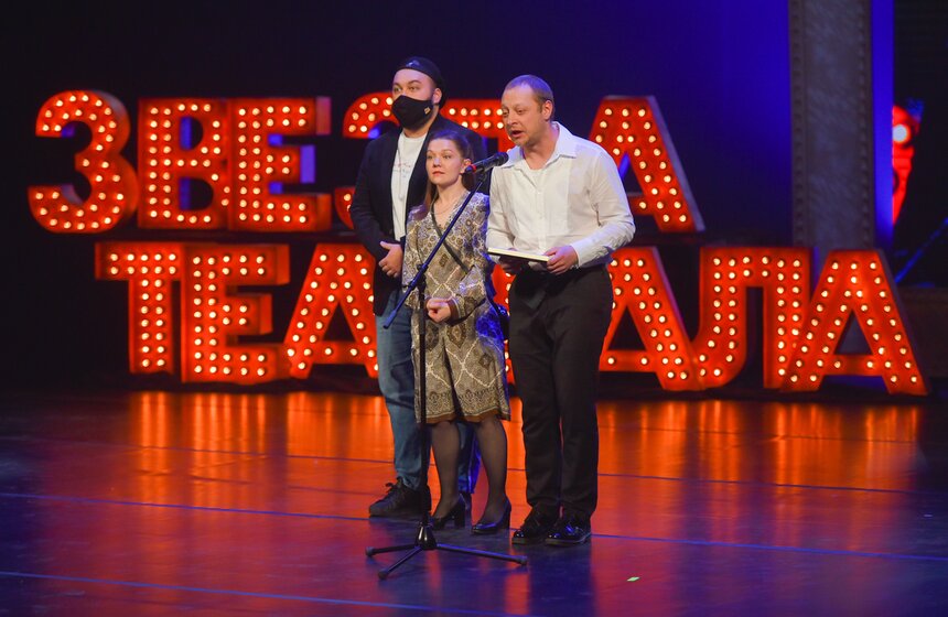 Актеры театра "Мастерская Петра Фоменко" Игорь Войнаровский, Роза Шмуклер и Дмитрий Рудков, получившие награду в номинации "Лучший спектакль. Большая форма" за постановку "Завещание Чарльза Адамса, или Дом семи повешенных"